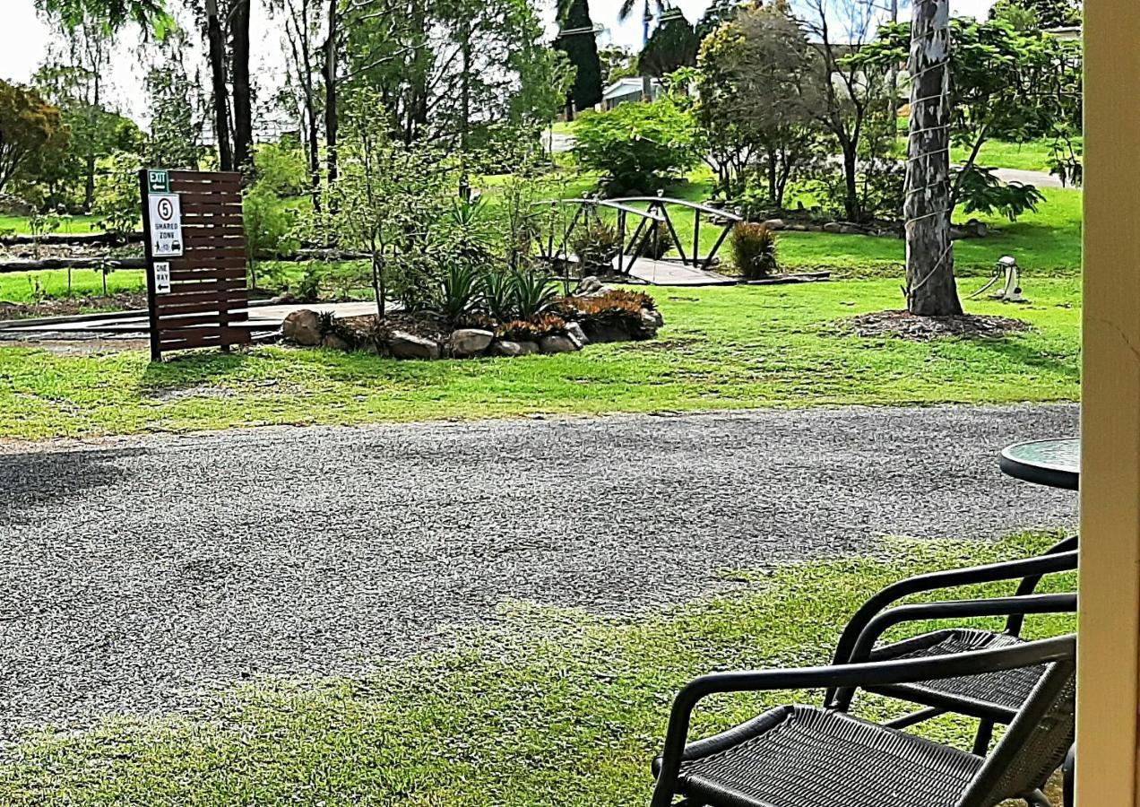 Mt Larcom Tourist Park Hotel Mount Larcom Exterior photo