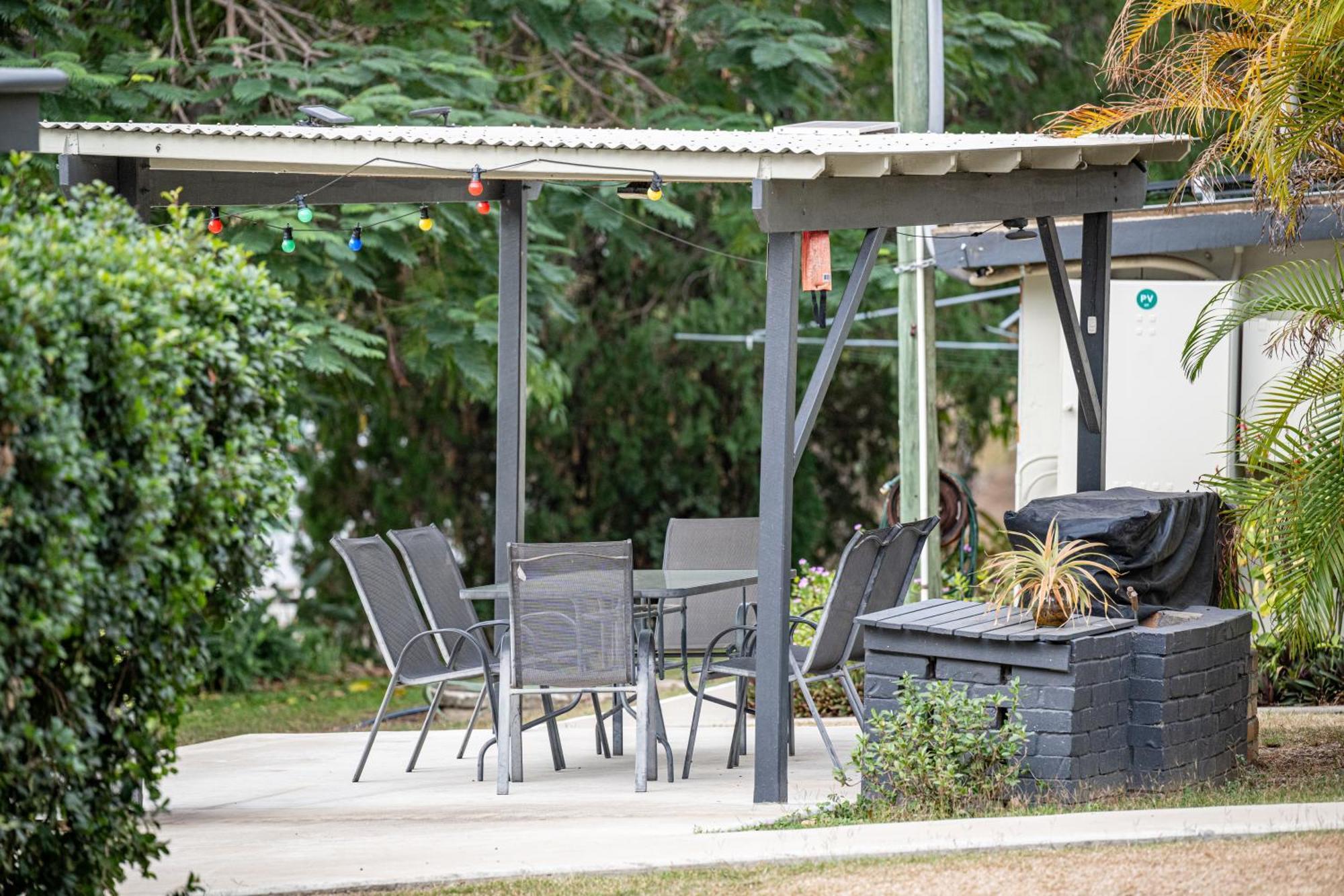 Mt Larcom Tourist Park Hotel Mount Larcom Exterior photo